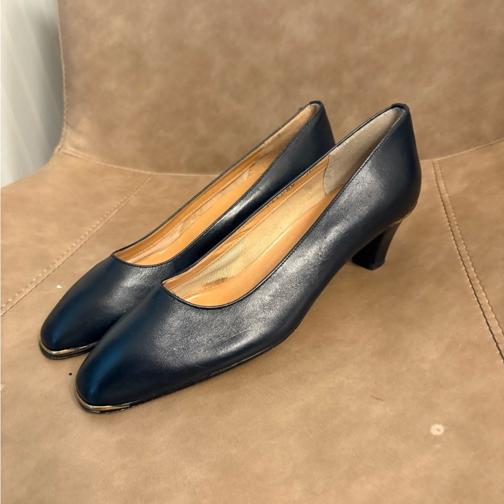 Cute vintage black heels A size 8 narrow